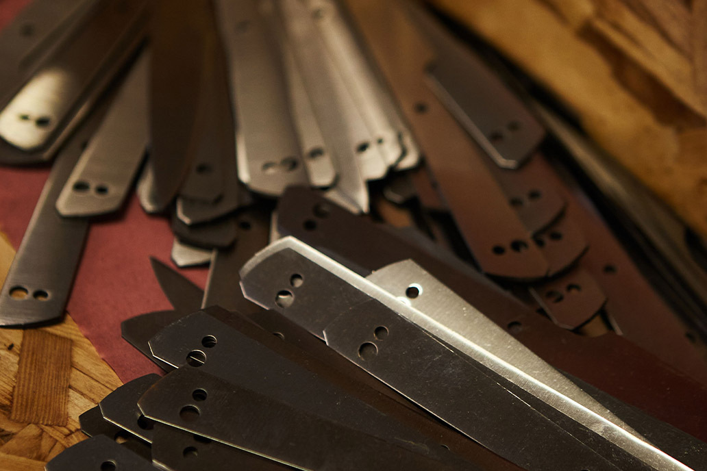 Un artisan coutelier assemblant un couteau avec soin dans son atelier
